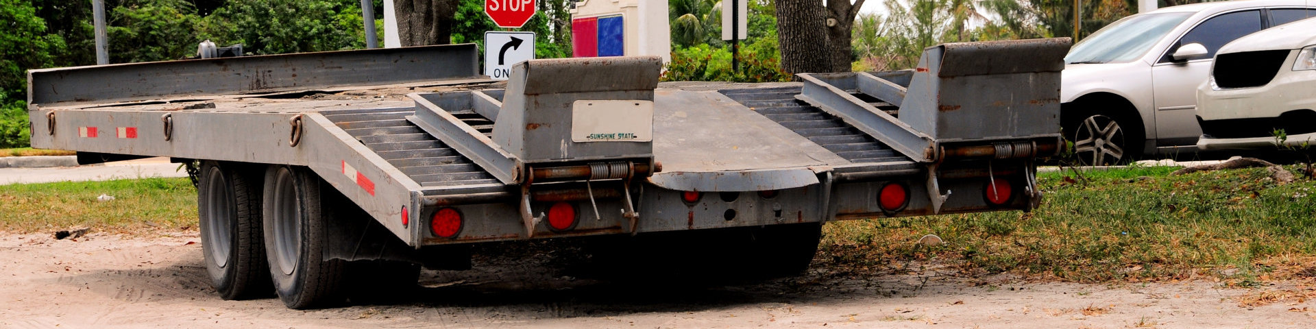 Flatbed trailer for heavy equipment